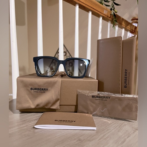 ❌SOLD❌ NIB Burberry Sunglasses For Women - Picture 2 of 9